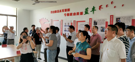 徐州、新沂两级党工建指导员观摩蓝丰生化党工建活动中心